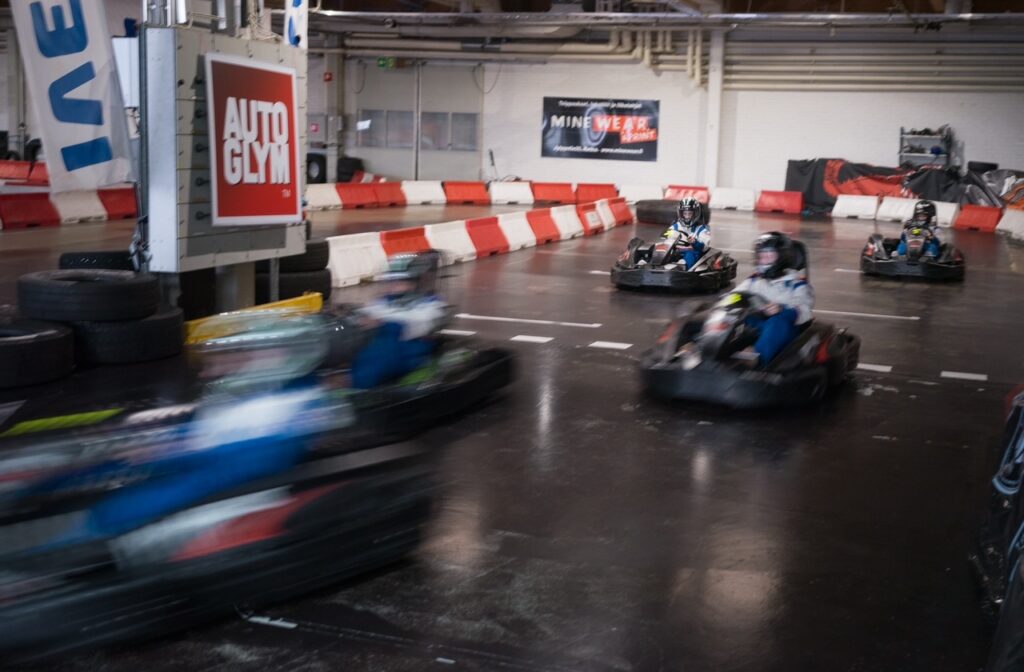 Karting kisat Eagle kartingin sisäradalla Strömforsin ruukissa